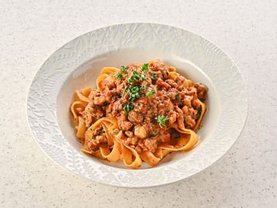 自家製サルシッチャとキノコの 濃厚ラグー・パスタ